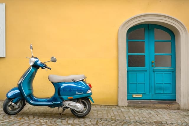 scooter bleu vespa
