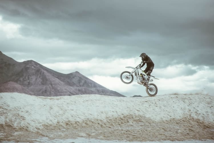 une moto blanche
