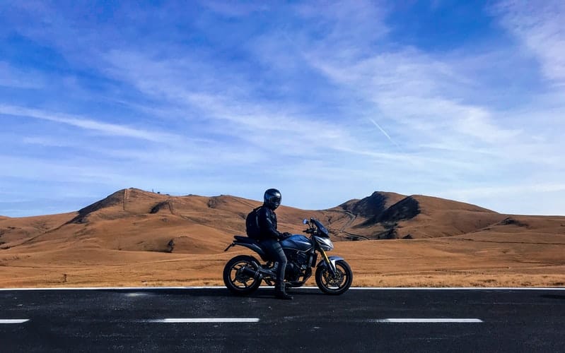 une moto sur route