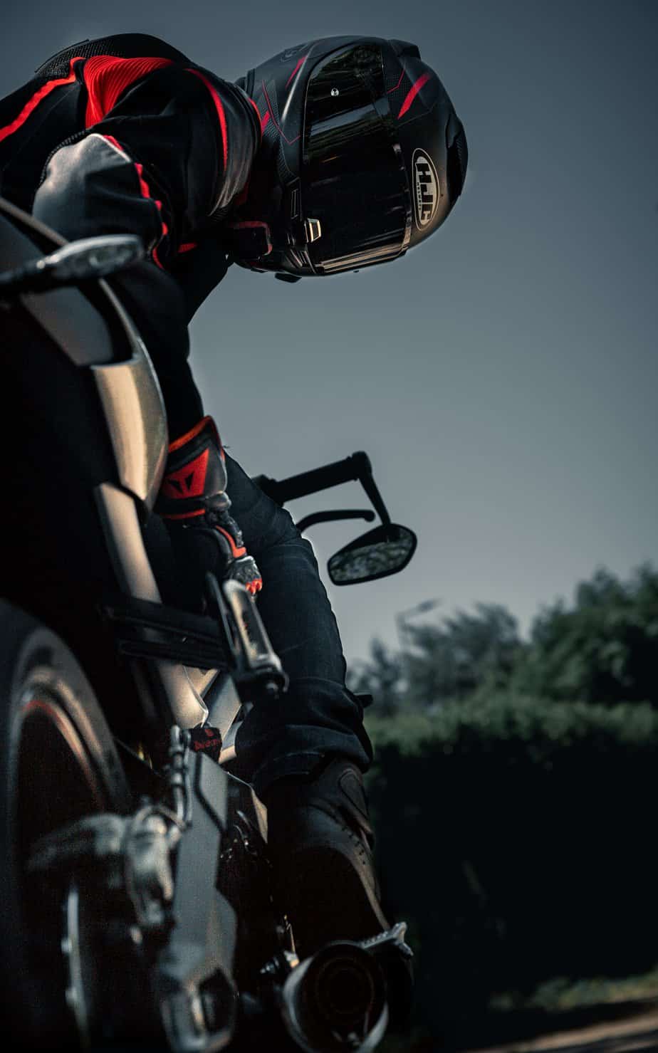 motard-regardant-son-pot motard-regardant-son-pot